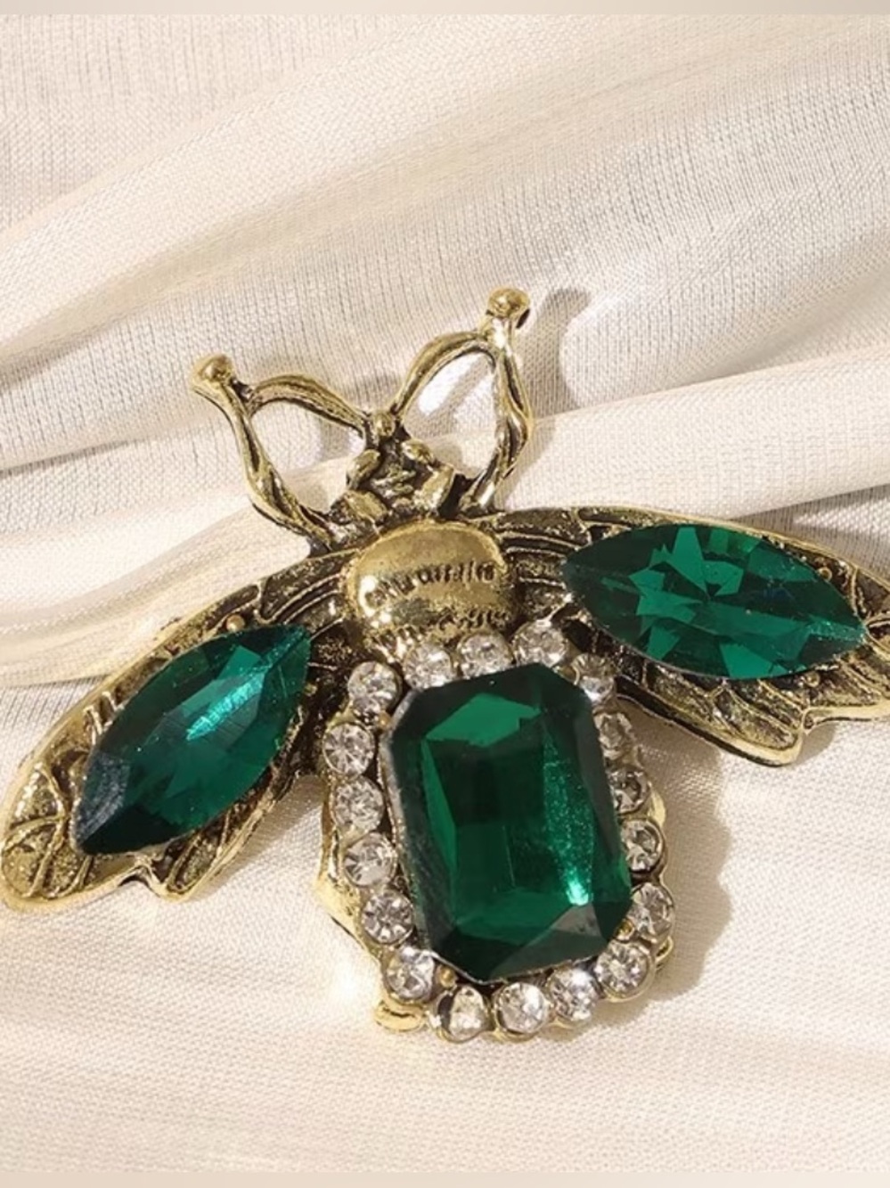 Elegant Vintage Emerald Bee Gold and Green Brooch Pin